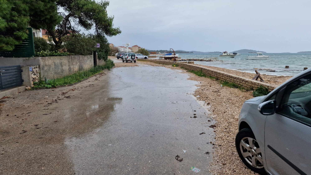 Nezadovoljni mještani Brodarice: Kiša s magistrale slijeva se po ulicama jer upojni bunar ne funkcionira