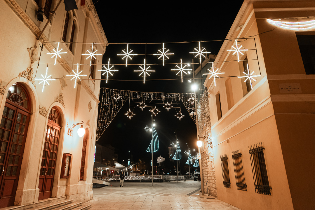 Šibenik je spreman za Adventuru: Pogledajte večernje kadrove koji bude božićni duh