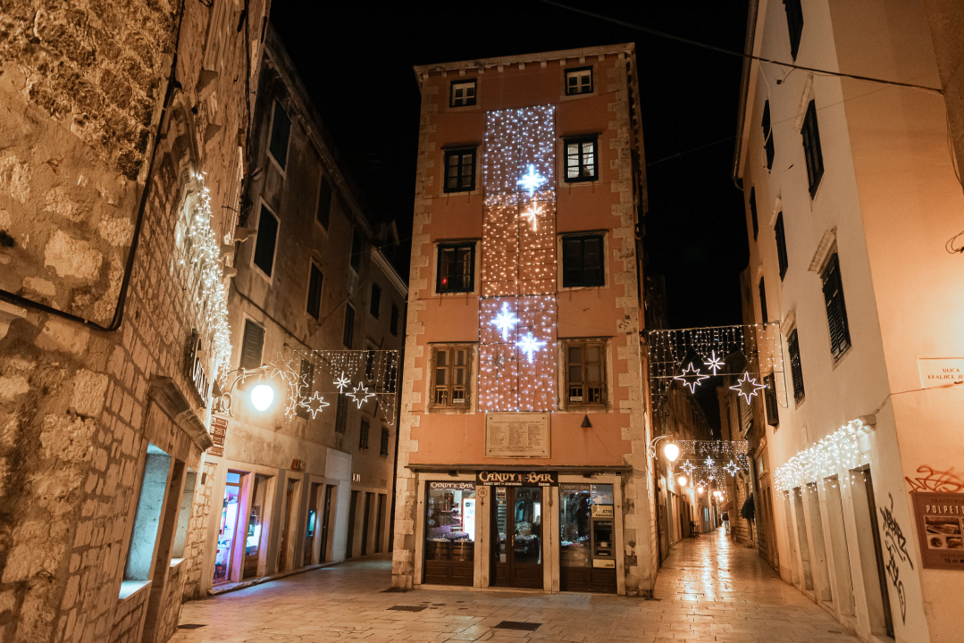 Šibenik je spreman za Adventuru: Pogledajte večernje kadrove koji bude božićni duh