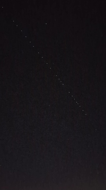 Nema panike, nisu vanzemaljci: Ova čudna crta na nebu iznad Šibenika su novi StarLink sateliti