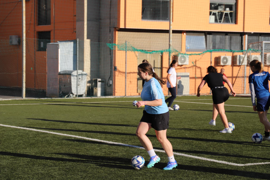 Smijeh, igra i učenje: Velik odaziv djevojčica na trening ženskog nogometa na Šubićevcu