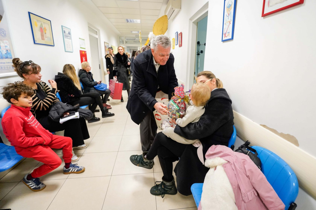  Burić u pratnji sv. Nikole razveselio mališane na šibenskoj pedijatriji