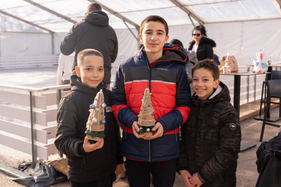 Toplina i zajedništvo: Kninski mališani na radionici izradili božićne borove