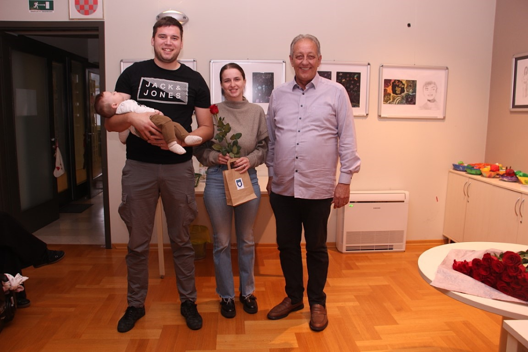 Babyboom u Vodicama: Ove godine 90 novorođenih, gradonačelnik poklonio eure i prigodne darove
