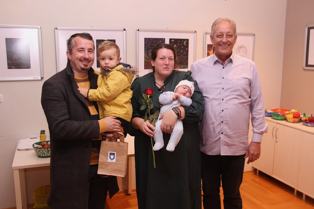 Babyboom u Vodicama: Ove godine 90 novorođenih, gradonačelnik poklonio eure i prigodne darove