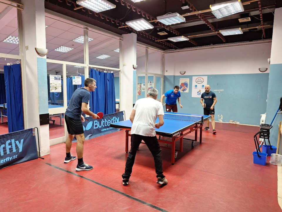 U Rekreativnoj stolnoteniskoj ligi Šibenik nakon nepotpunih 7 kola dvije momčadi na vrhu sa 6 pobjeda