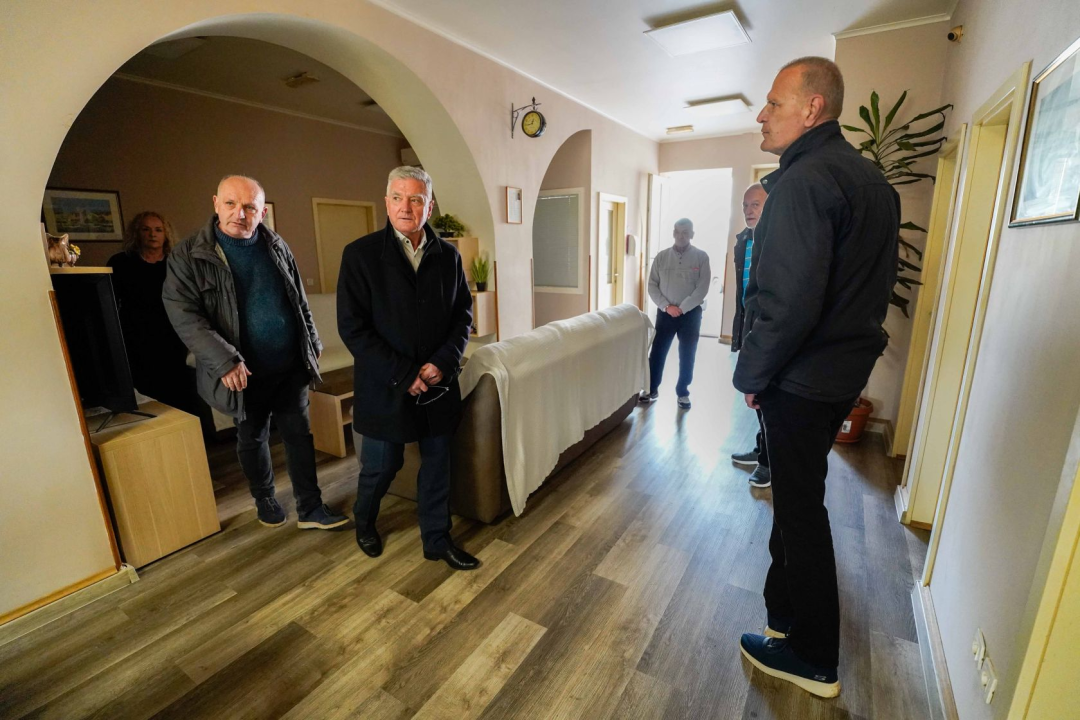 Gradonačelnik Burić korisnicima Pučke kuhinje osigurao pečeni odojak za Božićni ručak