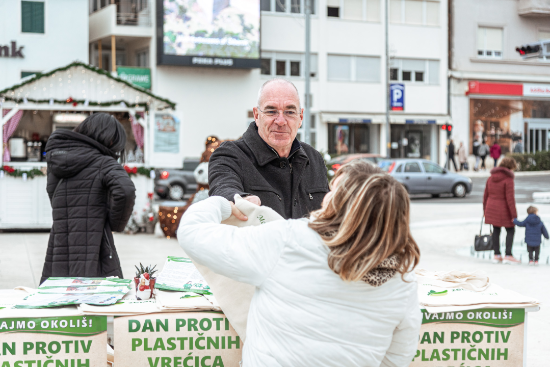 Vrećice planule kao svjećice: Zeleni grad podijelio malo brdo platnenih kesa na Poljani