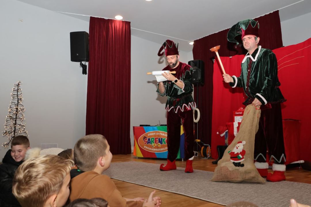 Djed Božićnjak darovao djecu u Općini Tisno