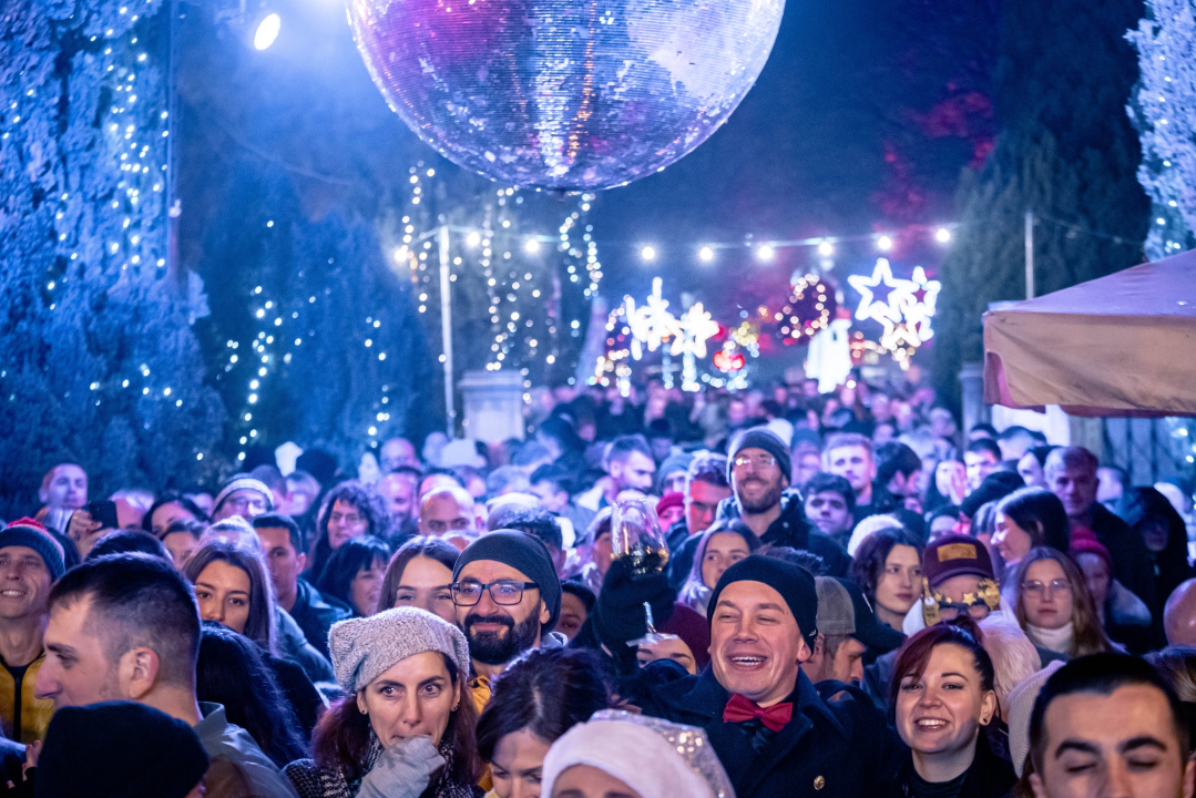 Odlična atmosfera: Šibenik je Novu godinu u đardinu dočekao uz Silente i Blue Vinil