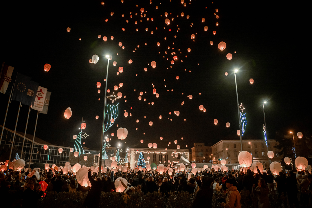 Prekrasan prizor: Lampioni dobrih želja pušteni s Poljane