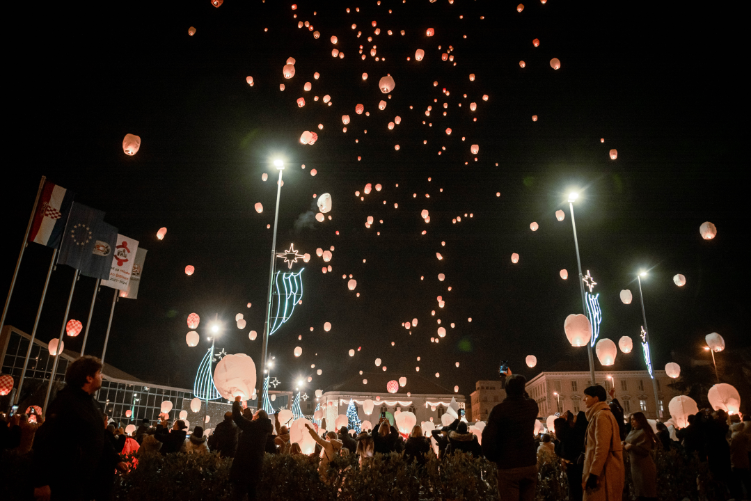 Prekrasan prizor: Lampioni dobrih želja pušteni s Poljane