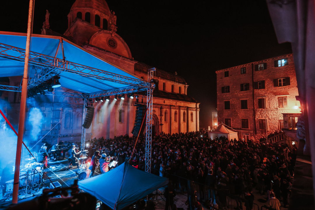 Šibenik 2025. dočekao u stilu: Plesalo se ispred dvije gradske pozornice!  