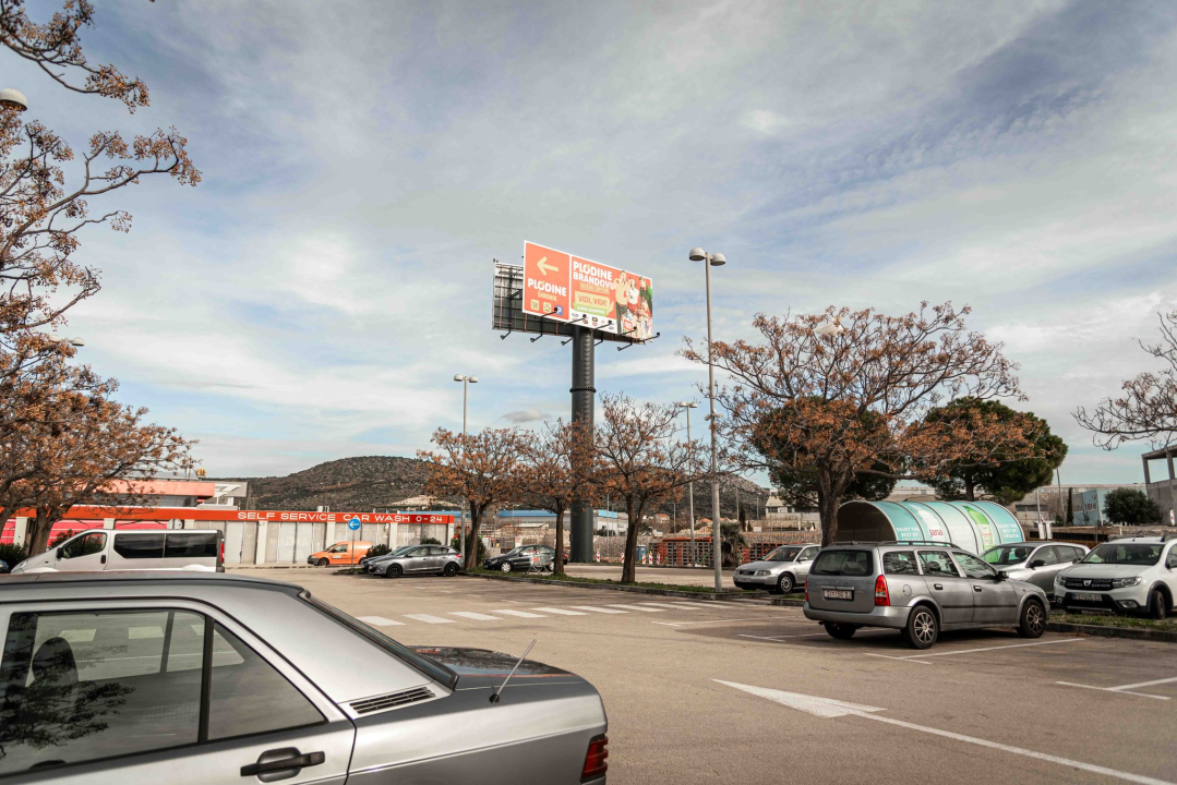Parkirališta trgovačkih centara u Šibeniku zjape prazna, ali onaj ispred Kauflanda mogao bi vas zavarati