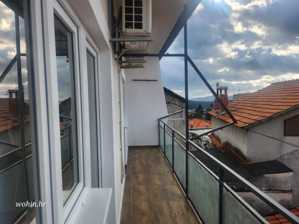 Prodaje se odmah useljiv trosoban stan s pogledom na Šibenski zaljev