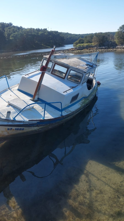 Napuštene brodice i krivolov ugrožavaju zaštićeni Morinjski zaljev