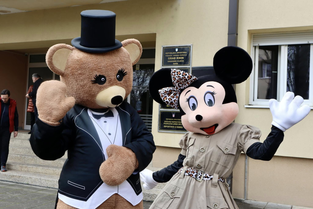 Kninske maškare preuzele ključeve grada 