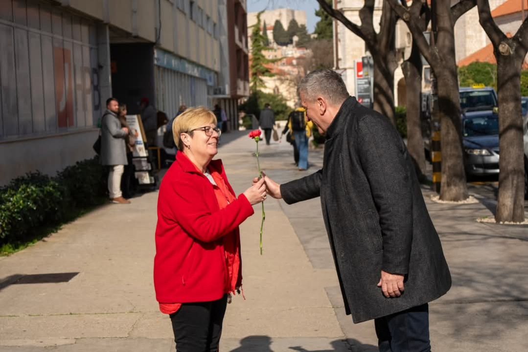 Šibenski SDP-ovci obilježili Dan žena podjelom karanfila