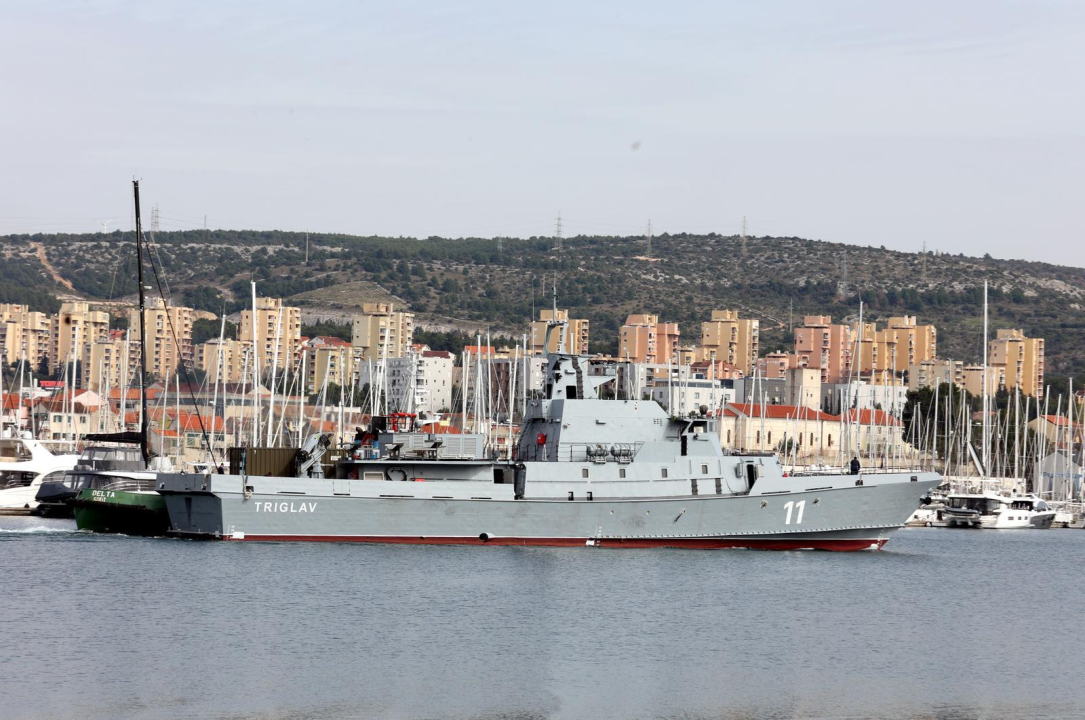 Slovenski ratni brod dotegljen na remont u Šibenik
