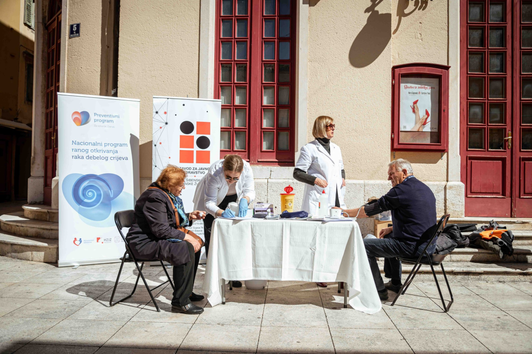 Šibenčani besplatno mjerili tlak ispred kazališta: ‘Rak debelog crijeva jedan je od najučestalijih uzroka smrtnosti u našoj županiji’