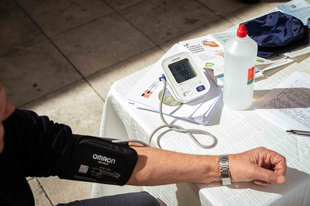 Šibenčani besplatno mjerili tlak ispred kazališta: ‘Rak debelog crijeva jedan je od najučestalijih uzroka smrtnosti u našoj županiji’