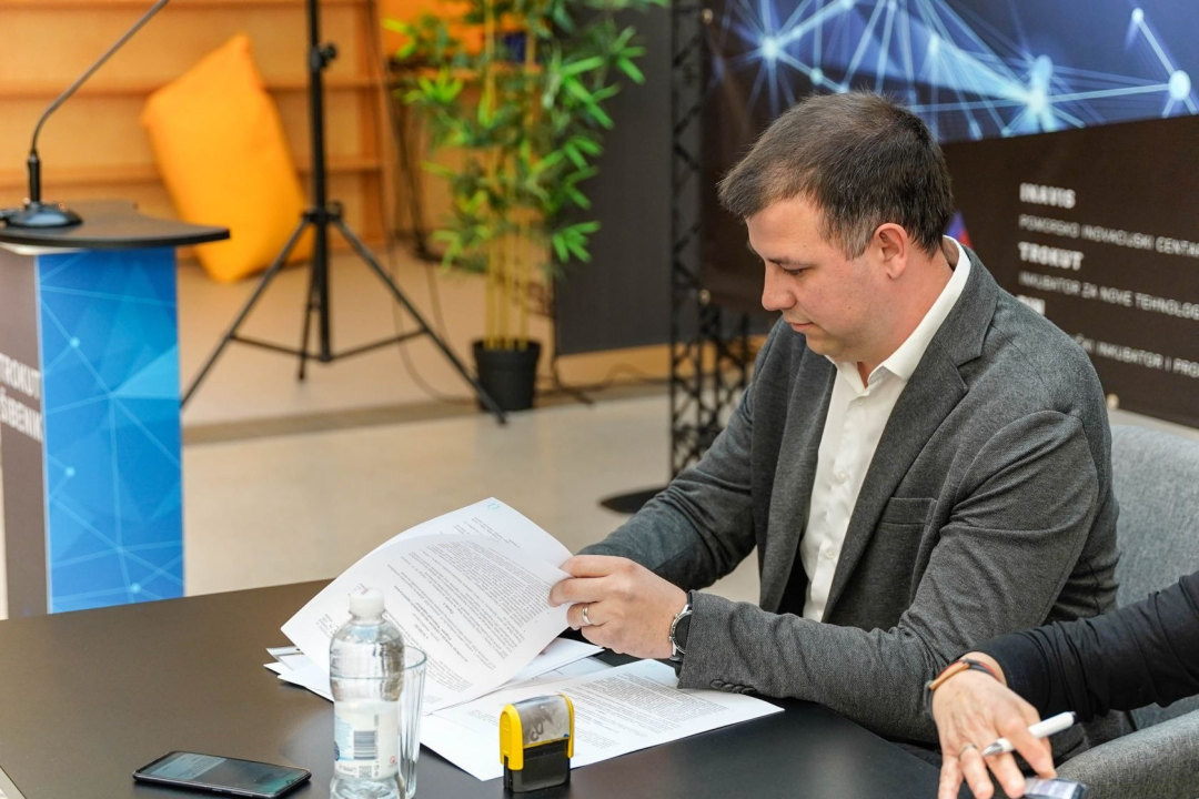 Željko Burić, ravnatelj Gimnazije i ravnateljica Nacionalne zaklade potpisali sporazum o suradnji