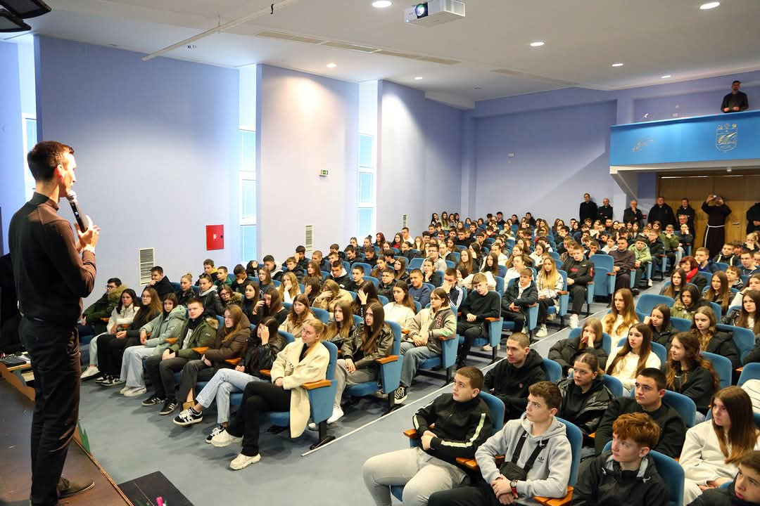 Više od 350 krizmanika Šibenske biskupije okupili se na susretu u Katoličkoj školi