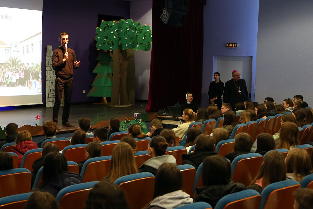 Više od 350 krizmanika Šibenske biskupije okupili se na susretu u Katoličkoj školi