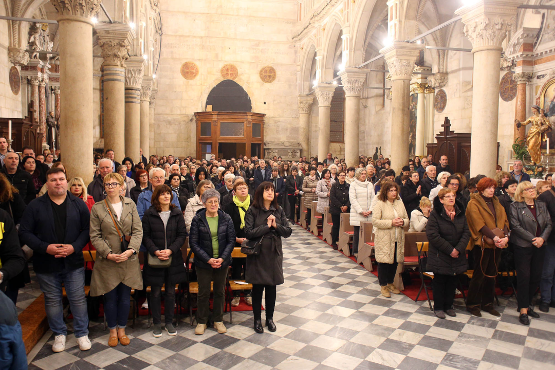 Misom u katedrali i procesijom do crkve Svetog Duha započelo trajno euharistijsko klanjanje