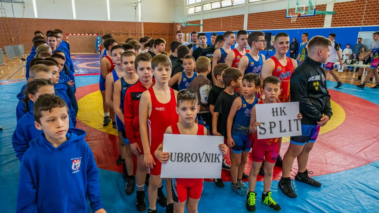 FOTO: Dva šibenska hrvačka kluba na Prvenstvu Jadranske regije s nizom ekipnih titula i 25 pojedinačnih naslova