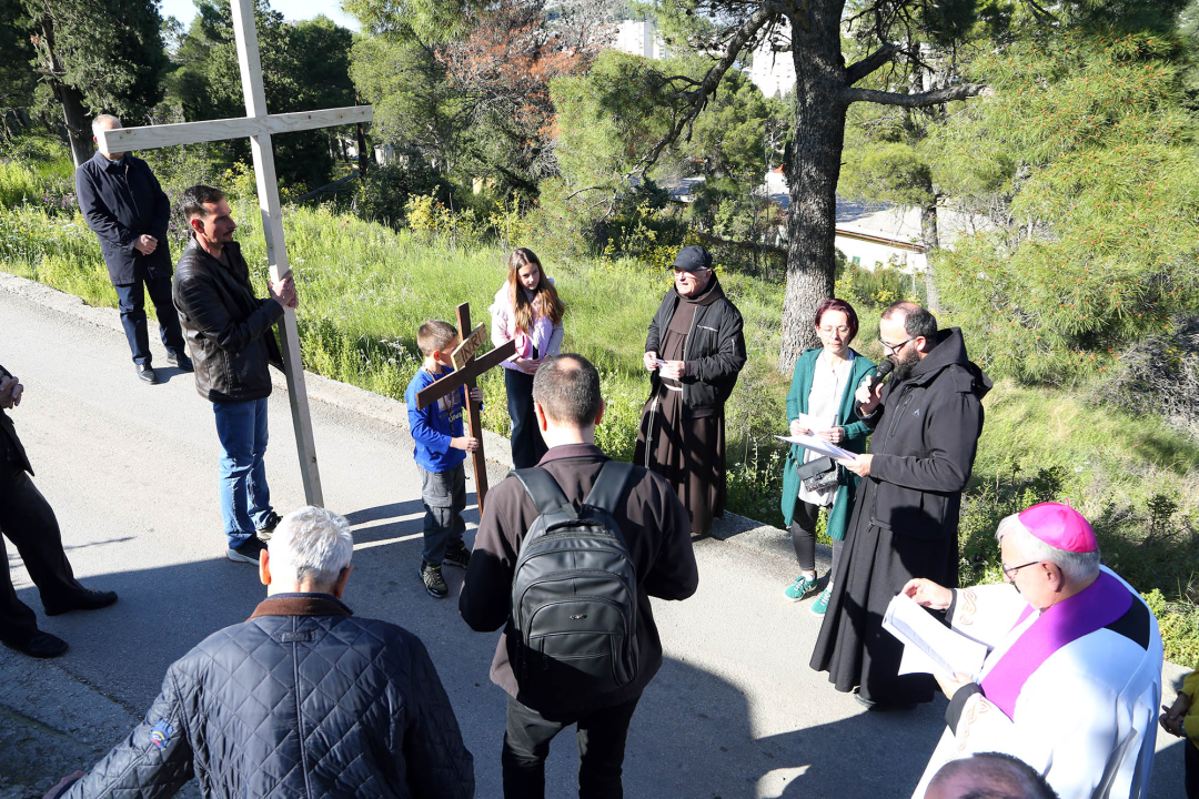U duhu zajedništva i obitelji: Vjernici Šibenika križnim putem pješačili do Baronea