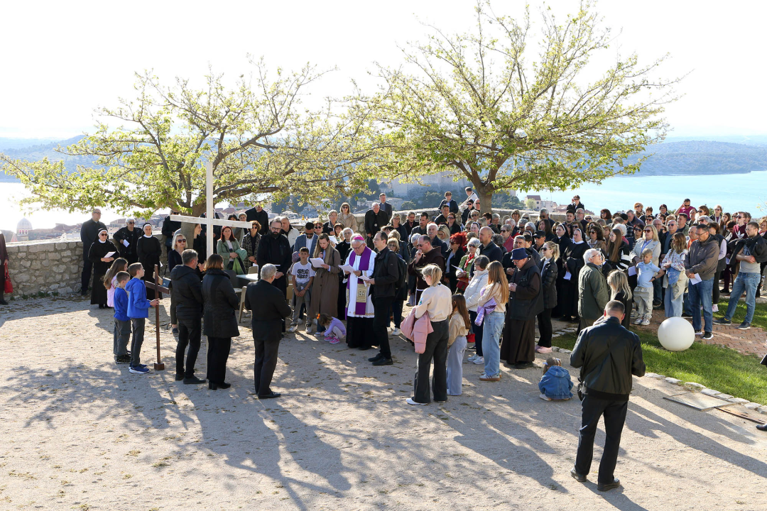 U duhu zajedništva i obitelji: Vjernici Šibenika križnim putem pješačili do Baronea