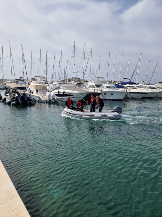 Vatrogasci u Marini Tribunj zajedničkim snagama profesionalno ugasili požar