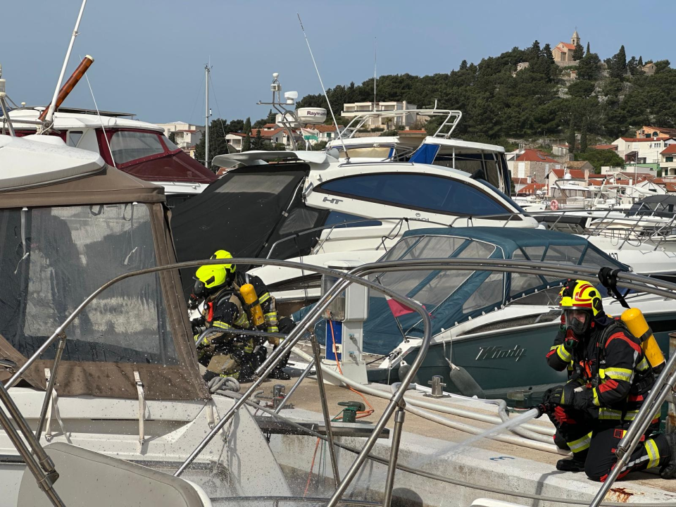 Vatrogasci u Marini Tribunj zajedničkim snagama profesionalno ugasili požar