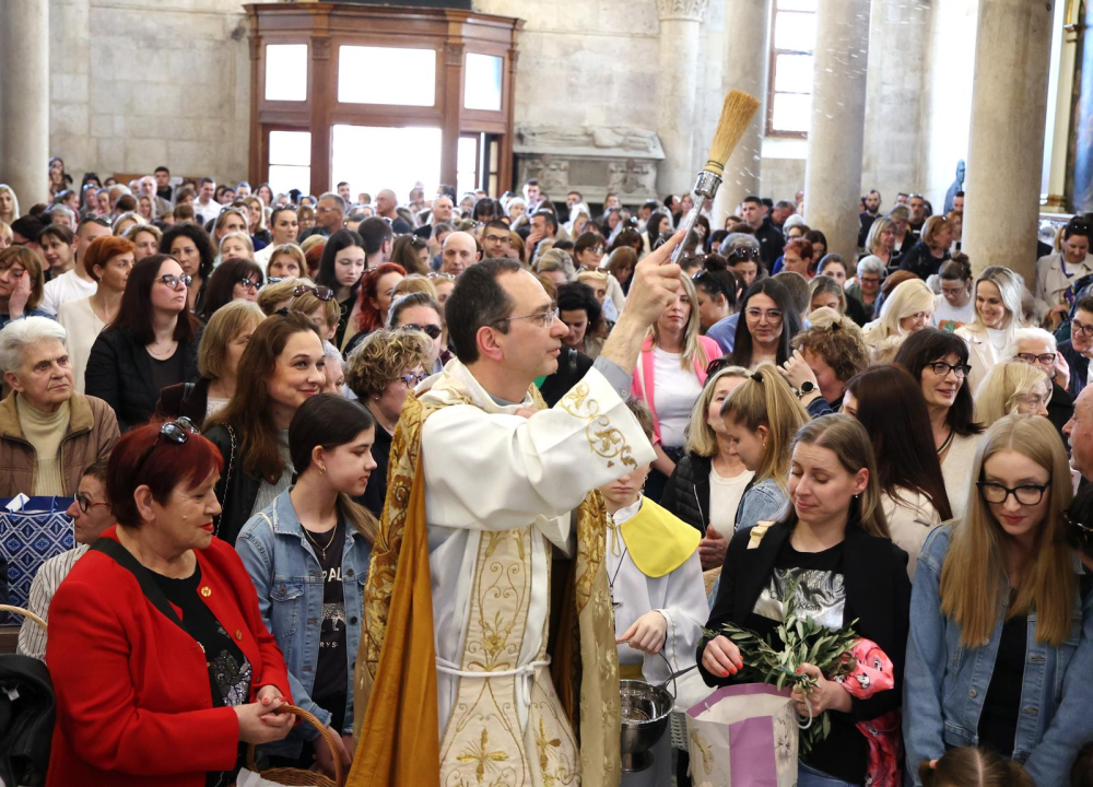 Blagoslov hrane u šibenskoj katedrali okupio brojne vjernike