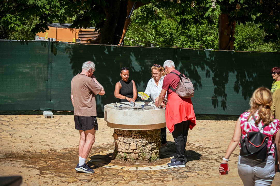 FOTO Uz podjelu fažola obilježen Praznik rada: 'Svim dragim posjetiteljima NP Krka željeli smo danas osigurati ručak'
