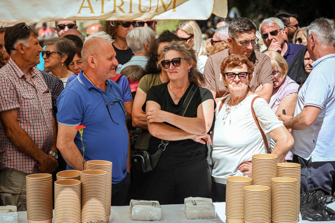 FOTO Uz podjelu fažola obilježen Praznik rada: 'Svim dragim posjetiteljima NP Krka željeli smo danas osigurati ručak'