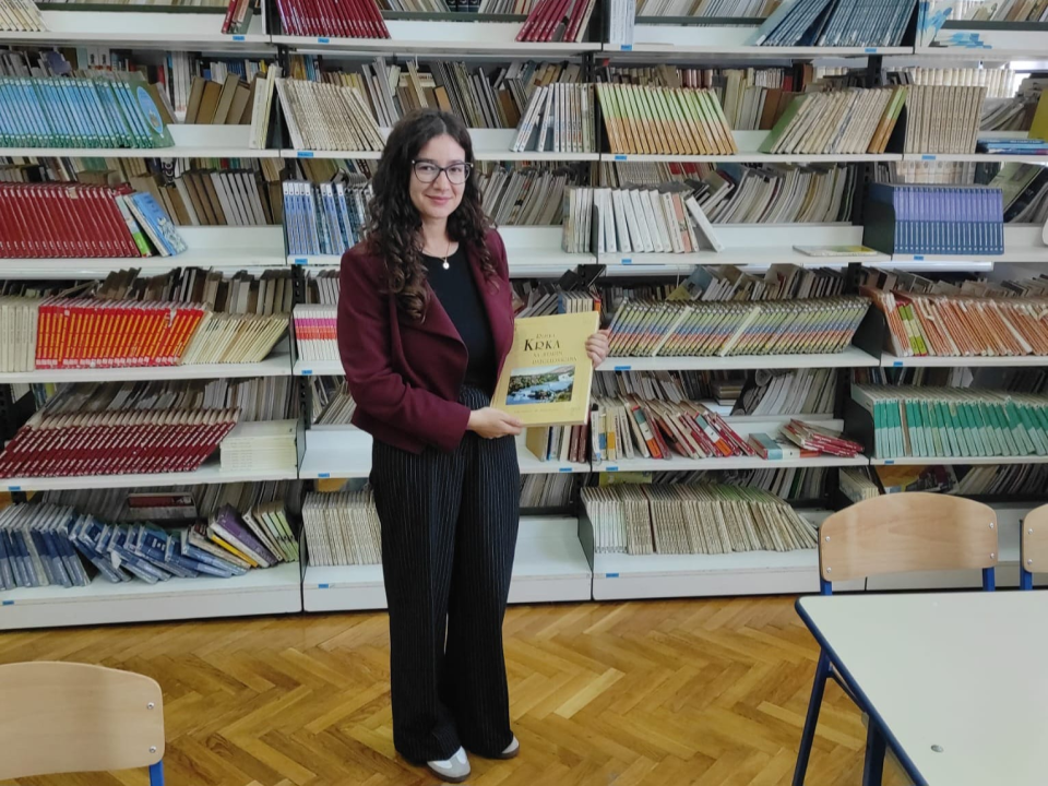 Rijeka Krka na starim razglednicama: Nacionalni park školama diljem županije donirao još jednu knjigu