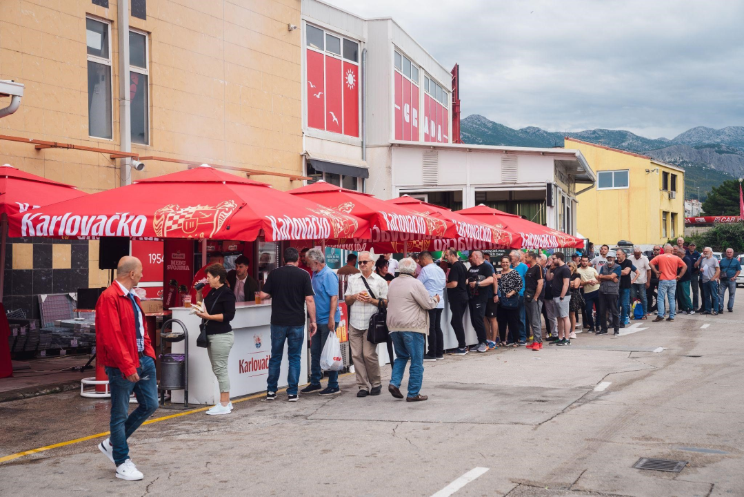 FOTO Besplatna hrana i piće, ogromni popusti i zabava – Građa preuredila svoju poslovnicu u Šibeniku!