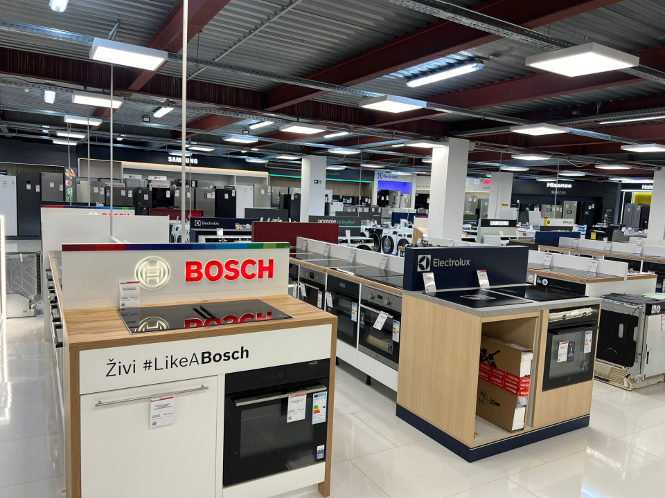 FOTO Besplatna hrana i piće, ogromni popusti i zabava – Građa preuredila svoju poslovnicu u Šibeniku!