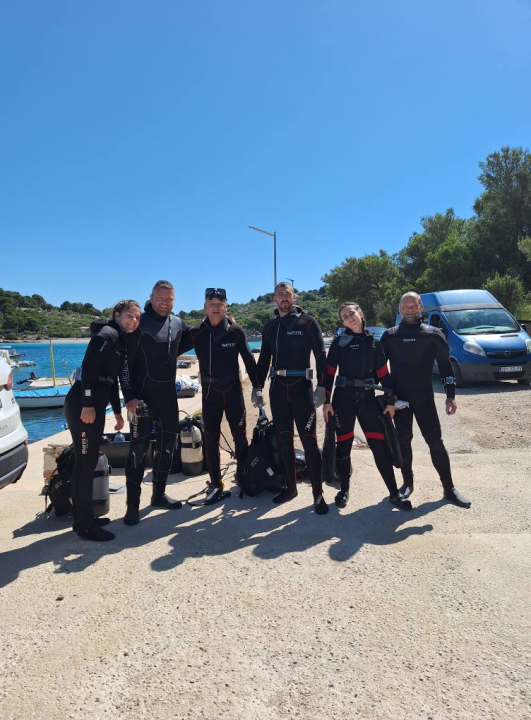 Ekološka akcija na murterskim Podvrškama: Ronioci i volonteri izvukli hrpu otpada iz mora