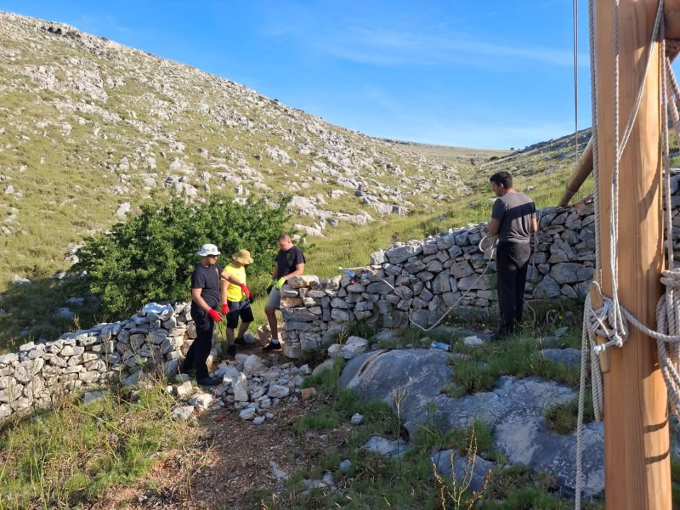 Vodički i tišnjanski vatrogasci u akciji obnove spomen parka u sjećanje na poginule heroje Kornatske tragedije