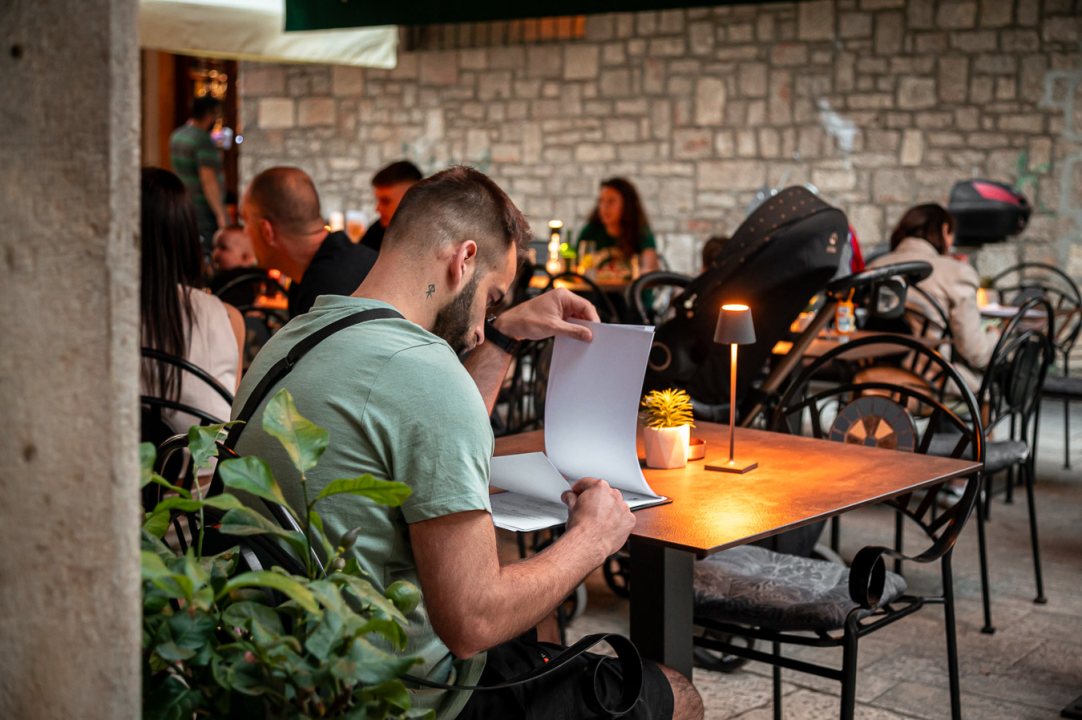FOTO Doživite okus Italije na ugodnoj vanjskoj terasi Pizzerije Fratelli!