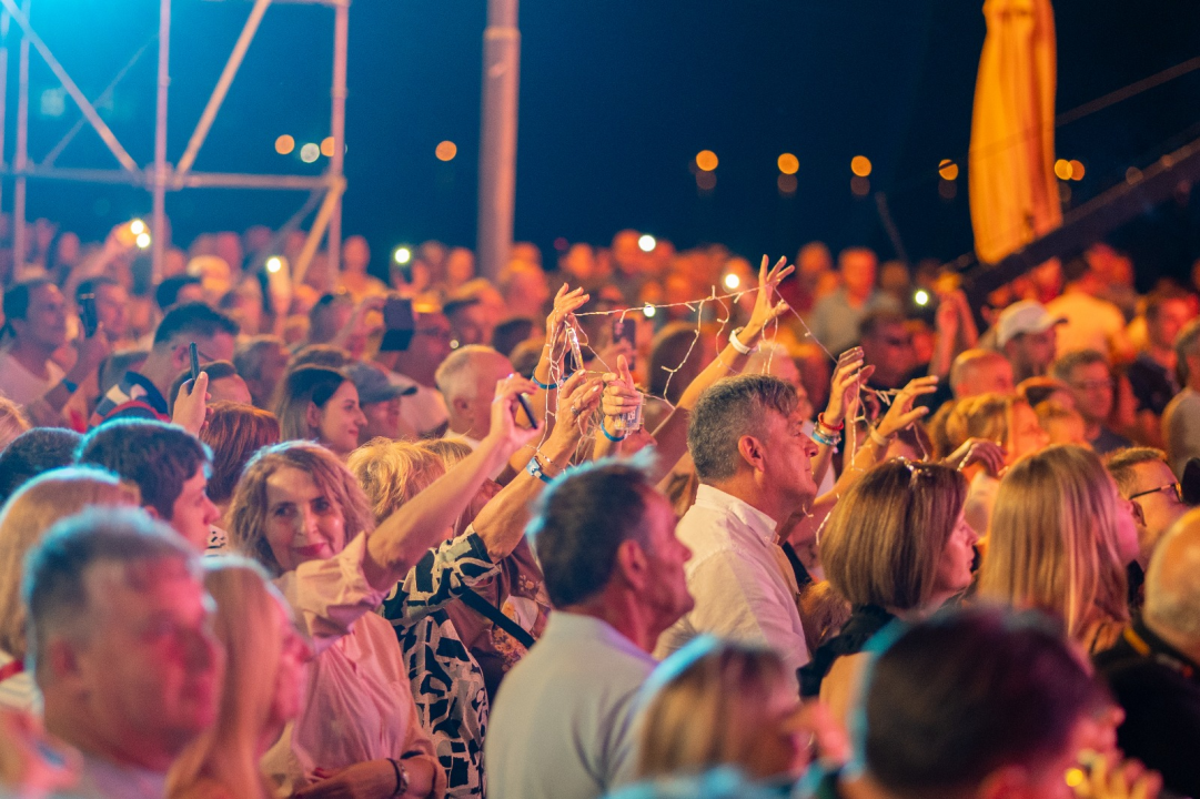 Prva večer CMC festivala u Vodicama oduševila publiku: The Frajle zagrijale atmosferu, Mladen Grdović izazvao delirij na rivi