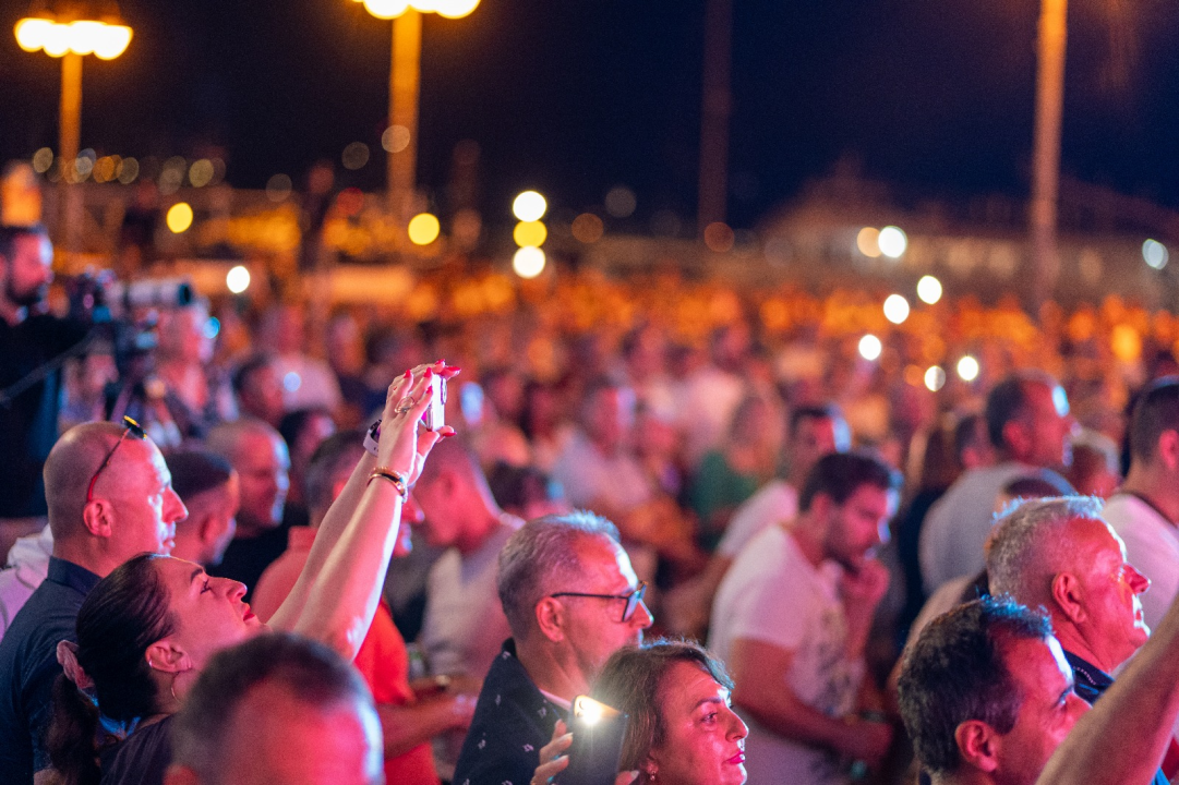 Prva večer CMC festivala u Vodicama oduševila publiku: The Frajle zagrijale atmosferu, Mladen Grdović izazvao delirij na rivi