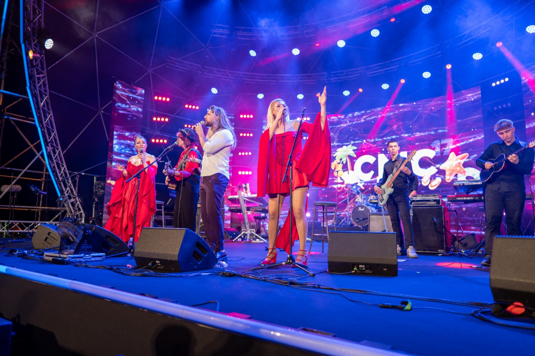 Prva večer CMC festivala u Vodicama oduševila publiku: The Frajle zagrijale atmosferu, Mladen Grdović izazvao delirij na rivi