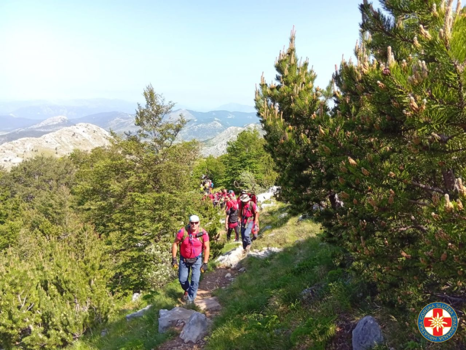 Nesvakidašnji uspon na Dinaru: Uz pomoć HGSS-ovaca i planinara u kolicima osvojio najviši vrh Hrvatske