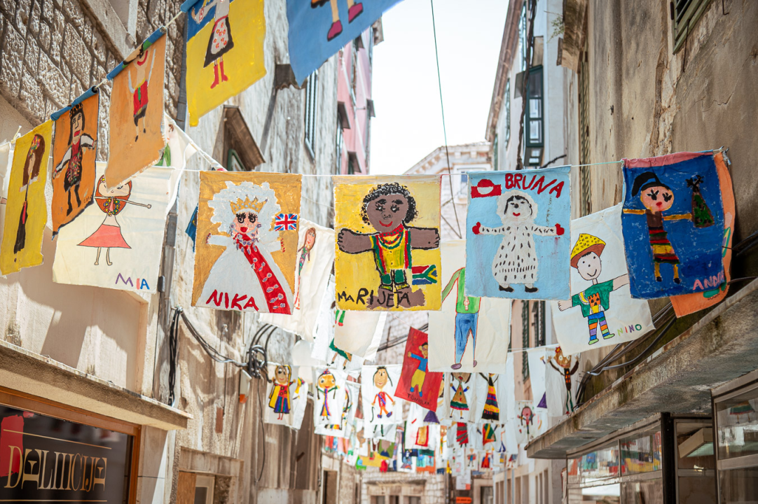 Sve je spremno za 65. MDF: Šarene zastavice stigle na šibenske ulice i najavljuju najveselije doba godine