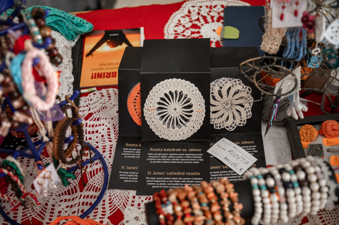 Časna Hilda radi u samostanskoj suvenirnici