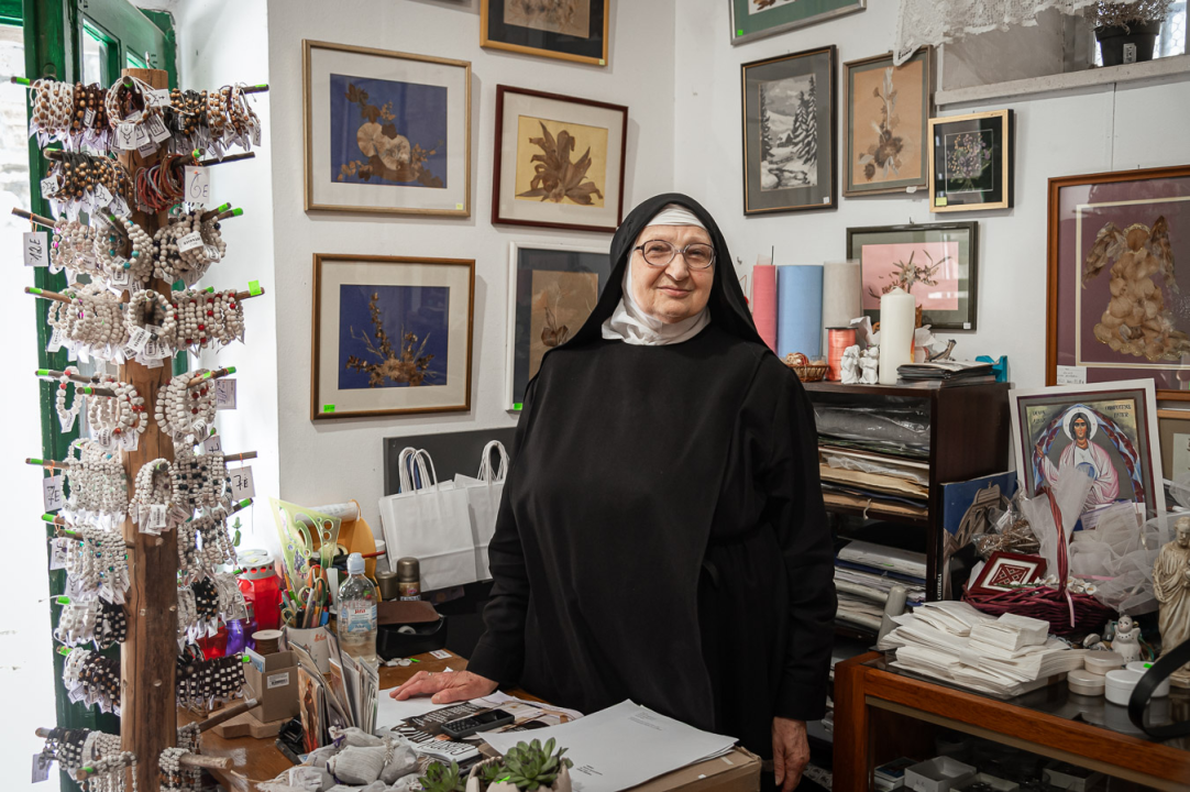 Časna Hilda radi u samostanskoj suvenirnici